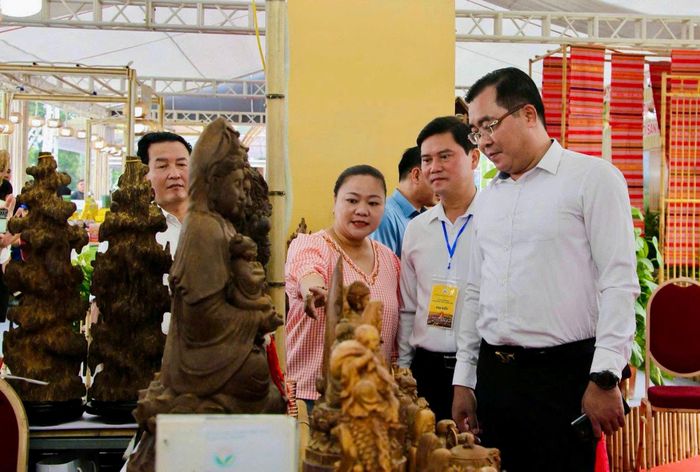 Hàng chục tỉnh, thành phố tham gia quảng bá sản phẩm OCOP tại hội chợ. Ảnh: CTV.