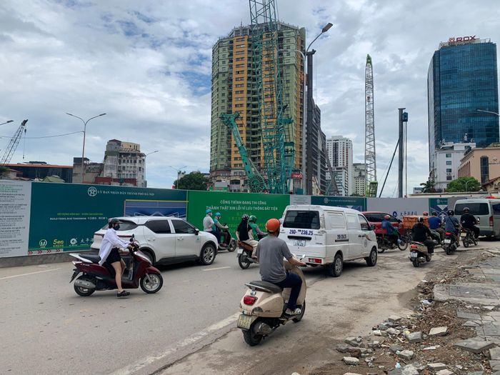 Trên địa bàn thành phố Hà Nội đang triển khai nhiều dự án phải rào chắn gây ảnh hưởng tới việc đi lại của người dân. Ảnh: Tuấn Lương
