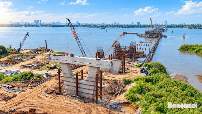 Các trụ cầu chính trên bờ 2 đầu cầu đã cơ bản hoàn thiện xong với kết cấu bê tông cốt thép vững chắc.