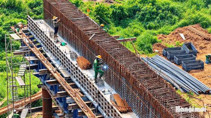Ghi nhận vào ngày 16-10-2026, các kỹ sư, công nhân chia thành nhiều mũi tích cực triển khai hạng mục trụ cầu ở dưới lòng sông và trên bờ.