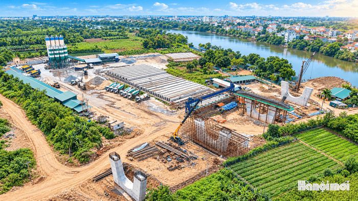 Một bãi đúc dầm cầu được triển khai ngay cạnh công trường thi công các trụ cầu phía phường Thượng Cát.