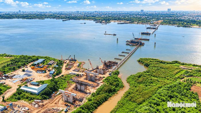 Khi hoàn thành, cầu Thượng Cát không đơn thuần là một công trình vượt sông Hồng mà còn góp phần hoàn thiện mạng lưới giao thông khu vực Tây Bắc Thủ đô, kết nối với tuyến Vành đai 3,5 và mở thêm hướng đi giữa khu vực phía Bắc sông Hồng với trung tâm Hà Nội.