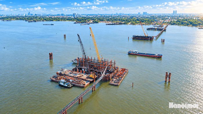 Hiện nay, vị trí 3 trụ tháp chính của cây cầu đã dần hiện rõ giữa lòng sông Hồng. Đây được xem là hạng mục quan trọng và phức tạp nhất của toàn bộ dự án.