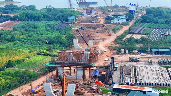 Tại phía xã Thiên Lộc, hệ thống trụ cầu cạn đang dần thành hình, các mũi thi công rầm rộ đẩy nhanh tiến độ.