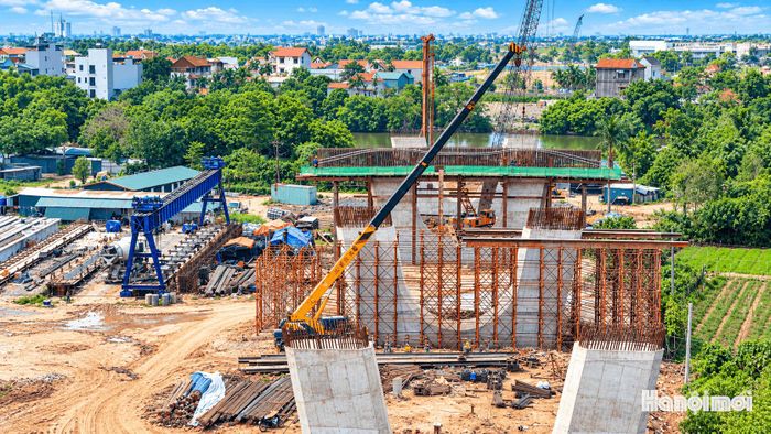 Các mũi thi công được triển khai đồng loạt, tập trung vào các hạng mục cọc khoan nhồi, bê tông trụ và đúc dầm.