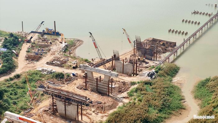 Được biết, các nhà thầu huy động tối đa nhân lực, máy móc duy trì chế độ thi công “3 ca, 4 kíp” để bảo đảm tiến độ đề ra.