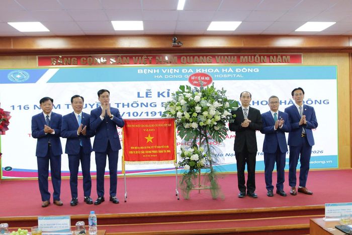 Tập thể lãnh đạo Bệnh viện Đa khoa Hà Đông vinh dự đón nhận Cờ thi đua của Chính phủ. Ảnh: Văn Lập