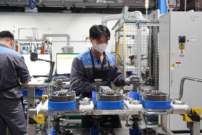 Lắp ráp xe điện tại nhà máy VinFast Cát Hải. Ảnh: HL