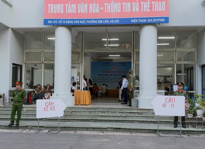 Lực lượng công an được bố trí để bảo đảm an ninh tại khu vực chi trả tiền giải phóng mặt bằng. Ảnh: Nguyên Bảo