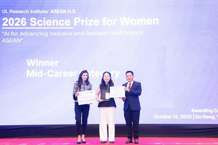 PGS.TS Hà Thị Thanh Hương (giữa) nhận giải Nhất hạng mục Giữa sự nghiệp (Mid-Career) tại Giải thưởng Khoa học ASEAN - Hoa Kỳ dành cho phụ nữ năm 2026. Ảnh: PV