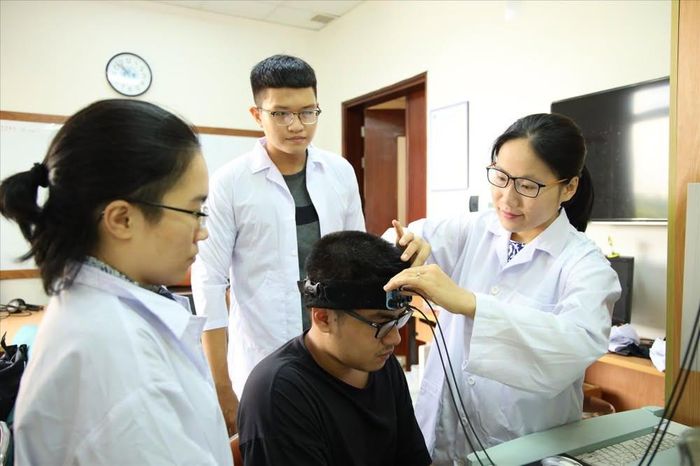 PGS.TS Hà Thị Thanh Hương và đồng nghiệp trong một nghiên cứu. Ảnh: PV