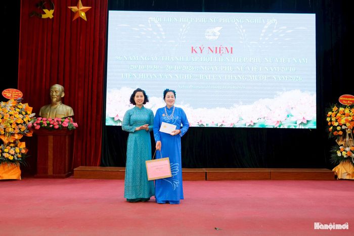 Trao Kỷ niệm chương “Vì sự phát triển của Phụ nữ Việt Nam”. Ảnh: MT
