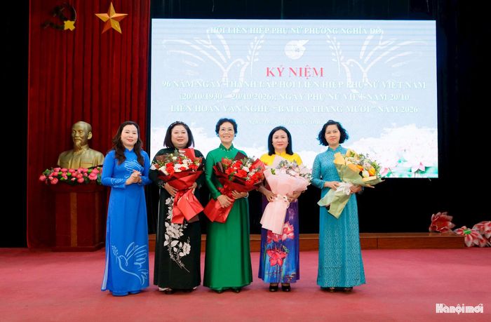 Chủ tịch Hội LHPN phường Nghĩa Đô Nguyễn Thị Thu Nga tặng hoa Bà mẹ Việt Nam Anh hùng và lãnh đạo Hội qua các thời kỳ. Ảnh: MT
