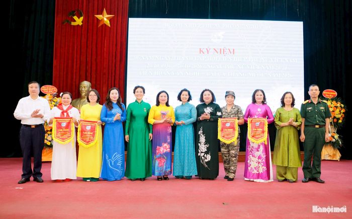 Trao cờ lưu niệm cho các đội thi. Ảnh: MT