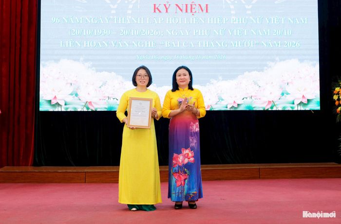 Phó Bí thư Thường trực Đảng ủy phường Nghĩa Đô Nguyễn Thị Thanh trao Giấy chứng nhận Cuộc thi “Tìm hiểu Nghị quyết đại hội Đại biểu phụ nữ toàn quốc lần thứ XIV”. Ảnh: MT