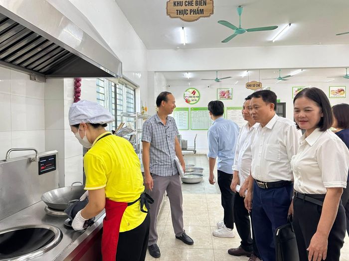 Đoàn giám sát khu chế biến thực phẩm tại Trường Mầm non Đan Phượng. Ảnh: MT