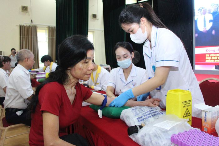 Lực lượng y tế thực hiện việc lấy mẫu đối với các thân nhân liệt sĩ. Ảnh: PV