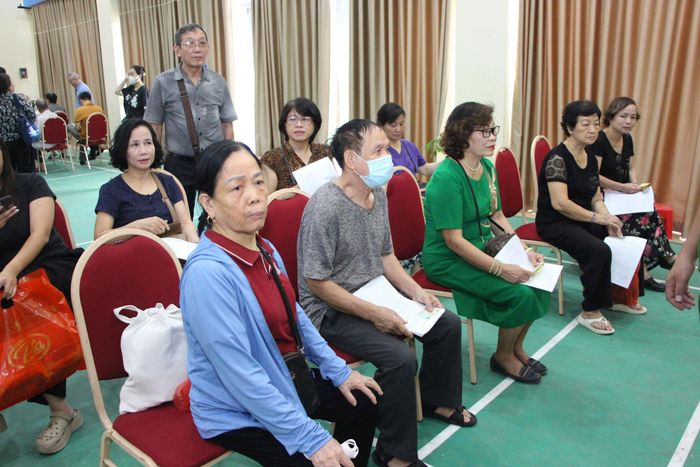 Thân nhân các liệt sĩ chờ làm thủ tục thực hiện lẫy mẫu ADN. Ảnh: PV