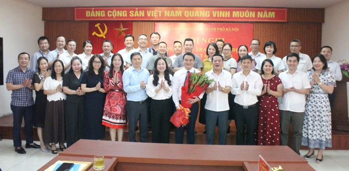 Ban Giám đốc Sở Tư pháp thành phố cùng đại diện các phòng, đơn vị trực thuộc chúc mừng tân Giám đốc Sở Tư pháp thành phố Duy Hoàng Dương. Ảnh: Công Phương