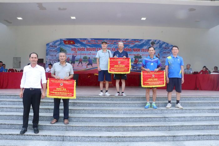 Giám đốc Trung tâm Trung tâm Dịch vụ tổng hợp xã Khúc Mạnh Tuấn trao giải cho các đội thi xuất sắc. Ảnh: PV