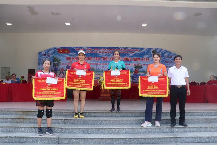 Chủ tịch Hội Người cao tuổi xã Phù Đổng Phạm Ngọc Quang trao giải cho các đội thi tham gia môn bóng Chuyền hơi. Ảnh: PV
