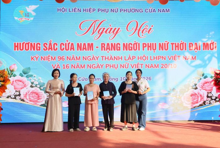Hội Liên hiệp Phụ nữ phường Cửa Nam cùng nhà tài trợ trao quà cho các cán bộ, hội viên phụ nữ có hoàn cảnh khó khăn. Ảnh: PV