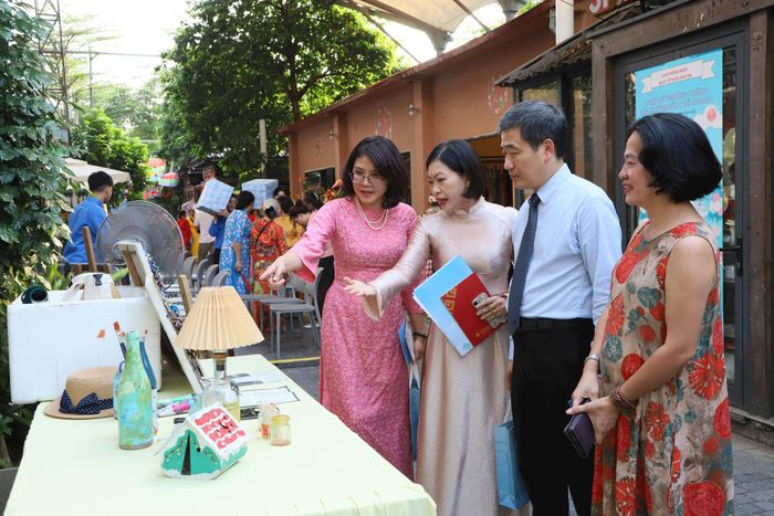 Đại biểu tham quan các gian hàng tại chương trình. Ảnh: PV