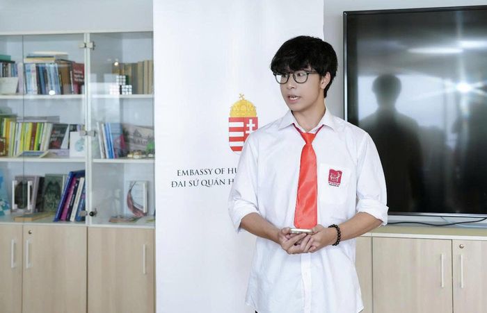 Đăng Quang đại diện học sinh nhận học bổng phát biểu tại Đại sứ quán Hungary. Ảnh: NVCC