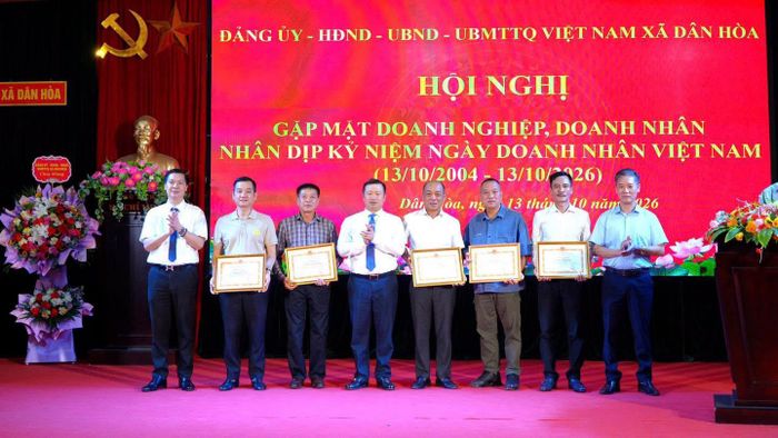 Lãnh đạo xã Dân Hòa trao khen thưởng tới các doanh nhân, doanh nghiệp tiêu biểu trên địa bàn. Ảnh: Tiến Thành