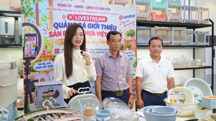 Chính quyền xã Dân Hòa đồng hành cùng doanh nghiệp ứng dụng chuyển đổi số quảng bá sản phẩm. Ảnh: Tiến Thành