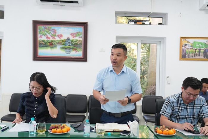 Giám đốc Công ty cổ phần Vật tư thiết bị môi trường 13 Nguyễn Văn Bằng báo cáo tại buổi làm việc. Ảnh: Vân Hà