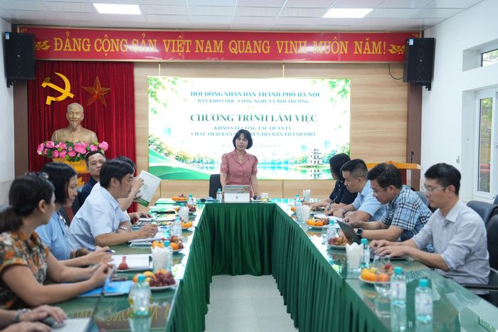 Trưởng ban Khoa học, Công nghệ và Môi trưởng HĐND thành phố Nguyễn Thị Diễm Hằng - Trưởng đoàn khảo sát, phát biểu tại buổi làm việc. Ảnh: Vân Hà