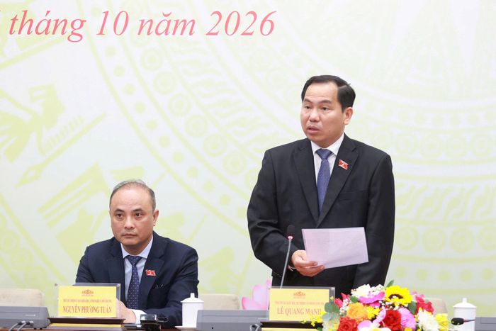 Tổng Thư ký Quốc hội, Chủ nhiệm Văn phòng Quốc hội Lê Quang Mạnh chủ trì họp báo. Ảnh: Văn Tuyến