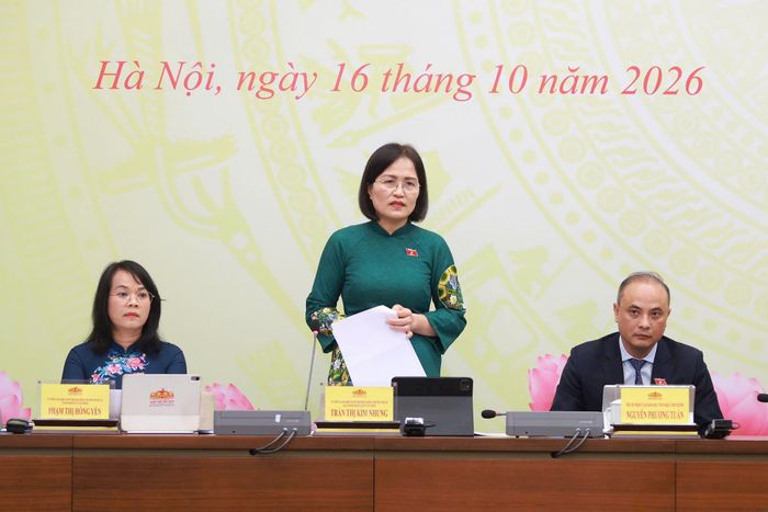Ủy viên là đại biểu Quốc hội hoạt động chuyên trách tại Ủy ban Pháp luật và Tư pháp của Quốc hội Trần Thị Kim Nhung thông tin tại họp báo. Ảnh: Văn Tuyến