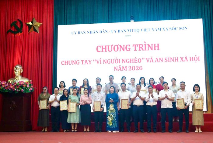 Xã Sóc Sơn biểu dương các tổ chức, cơ quan, đơn vị, doanh nghiệp tham gia ủng hộ Quỹ "Vì người nghèo" năm 2026. Ảnh: CTV