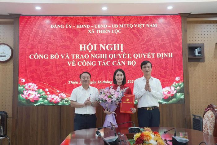 Lãnh đạo xã Thiên Lộc trao quyết định bổ nhiệm cho đồng chí Lại Thị Hoàng Yến. Ảnh: PV