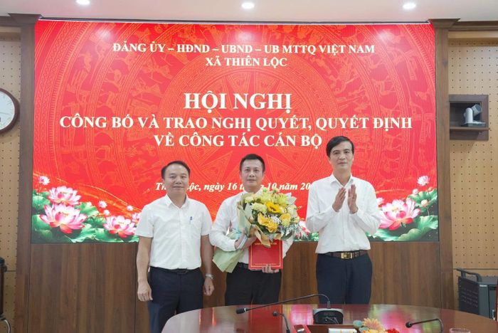 Lãnh đạo xã Thiên Lộc trao quyết định bổ nhiệm cho đồng chí Nguyễn Duy Đông. Ảnh: PV