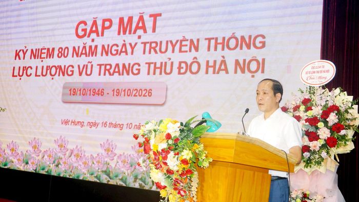 Phó Chủ tịch UBND phường Việt Hưng Nguyễn Huy Vinh phát biểu tại buổi lễ. Ảnh: B.Duy