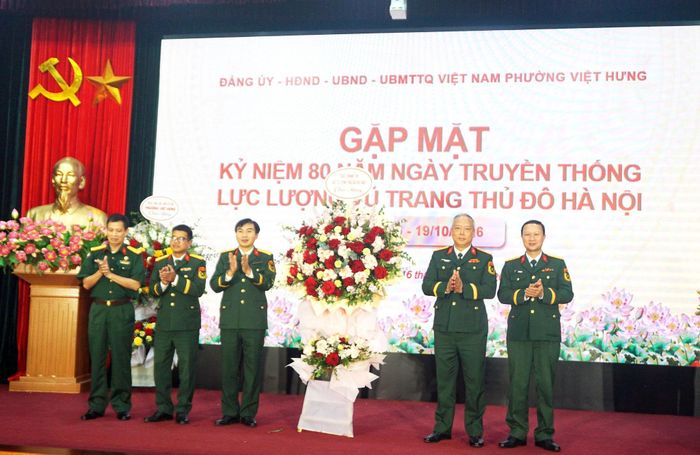 Lãnh đạo Bộ Tư lệnh Thủ đô tặng hoa chúc mừng Ban Chỉ huy quân sự phường Việt Hưng. Ảnh: B.Duy