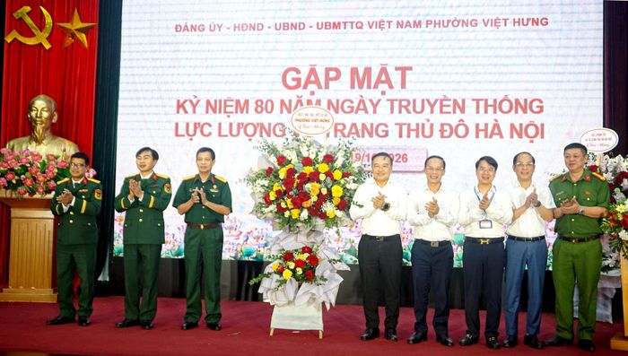Lãnh đạo phường Việt Hưng tặng hoa chúc mừng Ban Chỉ huy quân sự phường Việt Hưng. Ảnh: B.Duy