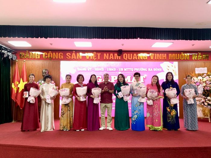 Các nữ cán bộ chủ chốt của Đảng ủy, HĐND, UBND, Ủy ban MTTQ Việt Nam và các tổ chức, đoàn thể phường nhận hoa chúc mừng. Ảnh: PV