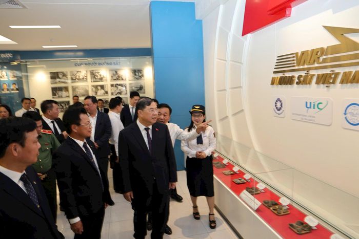 Phó Thủ tướng Thường trực Chính phủ Phạm Gia Túc cùng các đại biểu tham quan khu truyền thống ngành Đường sắt Việt Nam tại Nhà máy Xe lửa Gia Lâm. Ảnh: VNR