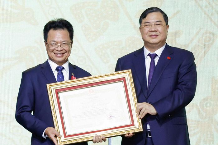 Phó Thủ tướng Thường trực Chính phủ Phạm Gia Túc thay mặt lãnh đạo Đảng, Nhà nước trao tặng Huân chương Lao động hạng Ba cho cá nhân đồng chí Đặng Sỹ Mạnh - Chủ tịch Tập đoàn Đường sắt Quốc gia Việt Nam. Ảnh: VNR