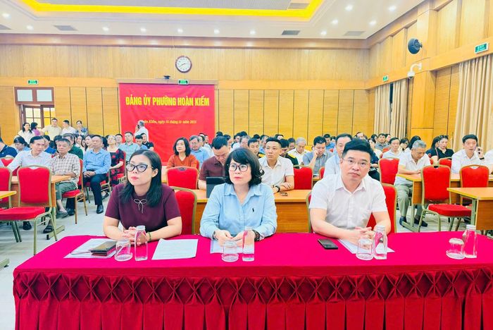 Cán bộ, công chức phường Hoàn Kiếm dự hội nghị tại điểm cầu của phường. Ảnh: PV