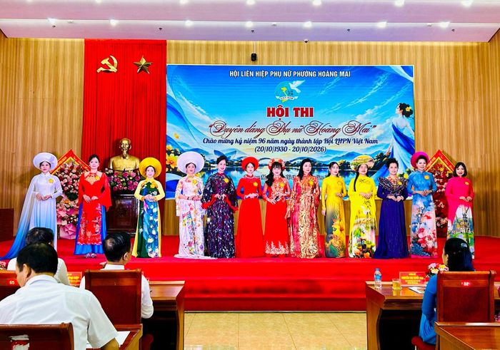 Các thí sinh thướt tha áo dài trong phần thi “Duyên dáng Hoàng Mai”. Ảnh: Trần Oanh.