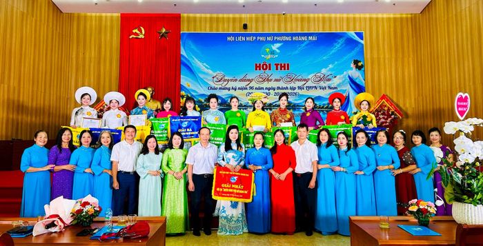 Ban Tổ chức trao giải cho các thí sinh xuất sắc tại Hội thi “Duyên dáng phụ nữ Hoàng Mai”. Ảnh: Trần Oanh.
