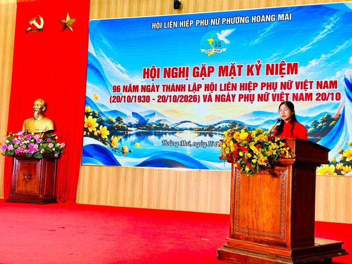 Chủ tịch Hội LHPN phường Nguyễn Thị Kim Thu trình bày diễn văn kỷ niệm. Ảnh: Trần Oanh.
