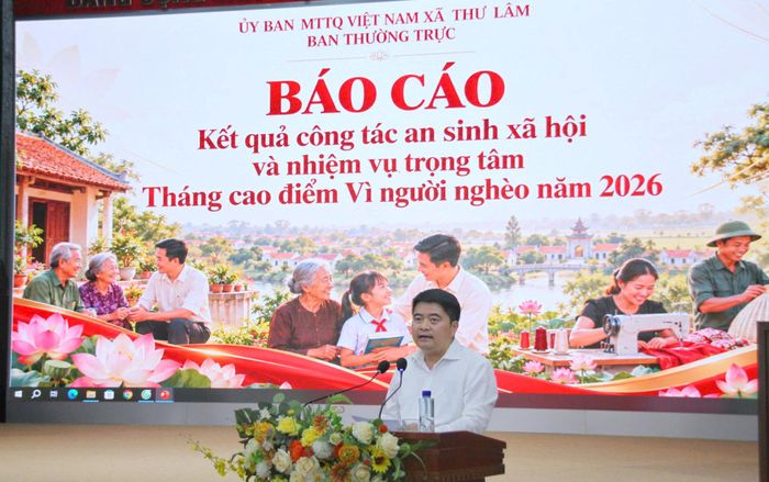 Phó Chủ tịch Ủy ban MTTQ xã, Chủ tịch Công đoàn xã Thư Lâm Nguyễn Đức Tài báo cáo kết quả công tác an sinh xã hội và nhiệm vụ trọng tâm Tháng cao điểm "Vì người nghèo" năm 2026. Ảnh: Thành Luân