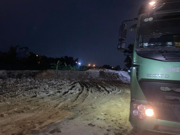 Xe tải đổ trộm 15 tấn trạc thải xây dựng tại thôn Thái Bình, xã Đông Anh, Hà Nội bị lực lượng chức năng phát hiện và xử lý kịp thời. Ảnh:MK