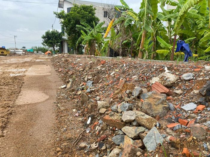 Phế thải được tập kết tại vị trí của hạng mục vỉa hè, thuộc dự án Xây dựng hạ tầng kỹ thuật khu đất dịch vụ xã Lại Yên 17ha (giai đoạn 3). Ảnh: Vũ Cường